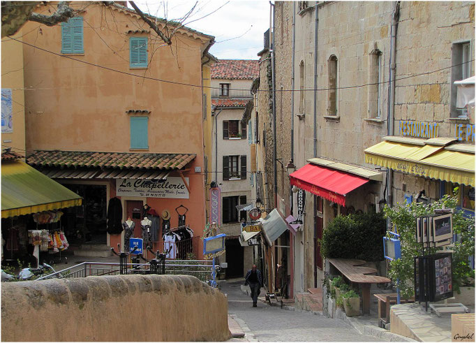 Le Haut de la Rue Camille Laroute ( sur la Place de l' Eglise )