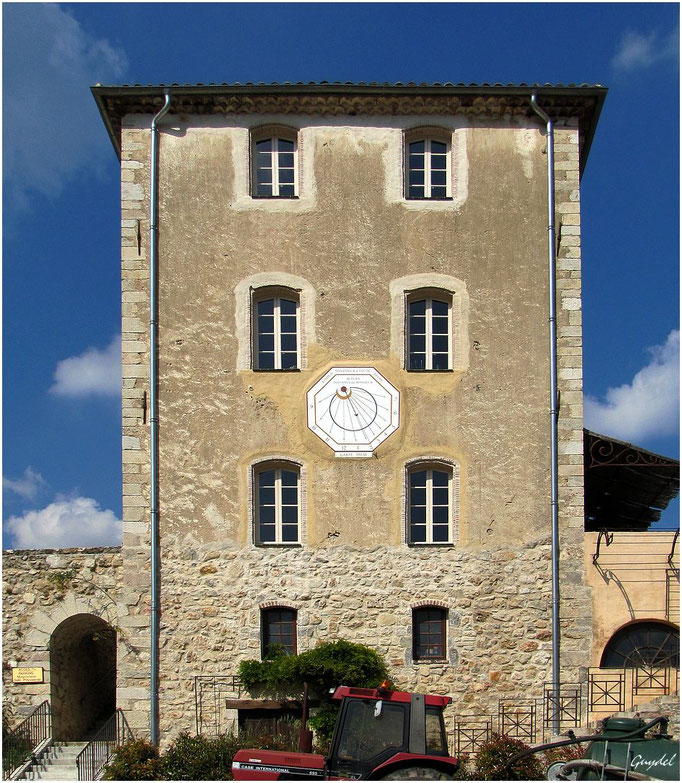 La Magnanerie ( Ancien élevage de vers à soie ) côté Sud et son cadran solaire