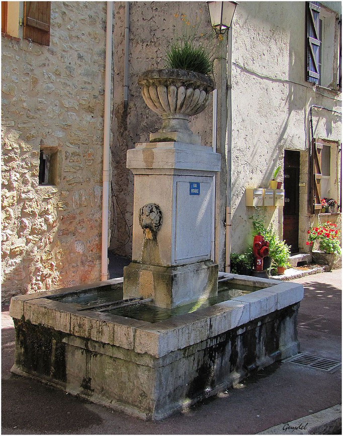 La Fontaine face à l' Eglise