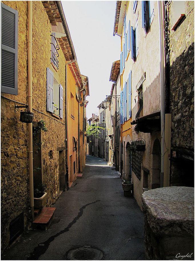 Une rue du vieux village