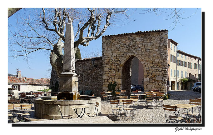 La Fontaine d'Amont et la Porte Sarrazine