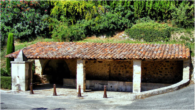 Le Lavoir et sa Fontaine au bout du parking