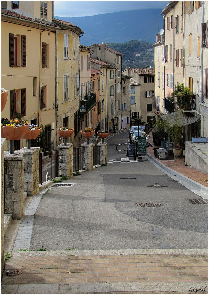 Le Bas de la Rue Camille Laroute ... elle rejoint la Rue Maurice Astier