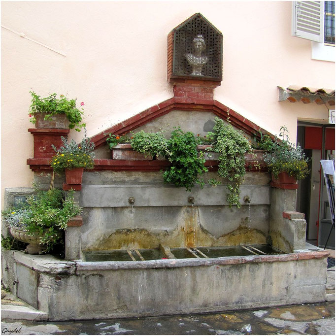 Une Fontaine en haut du Village
