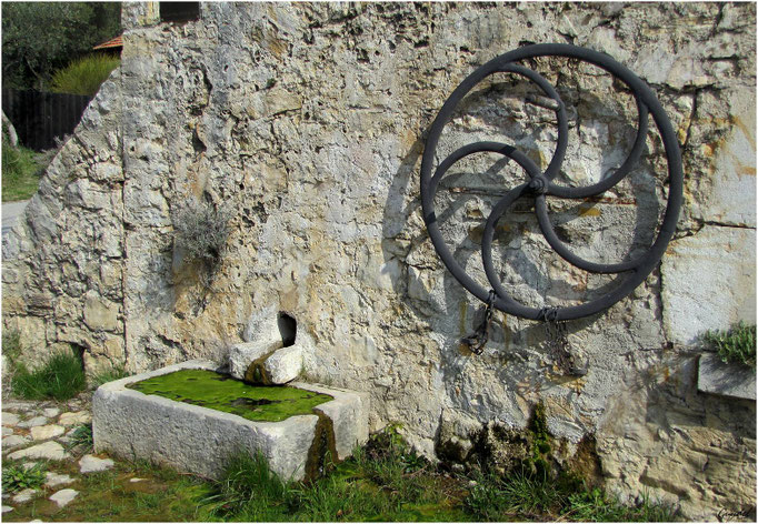 Sortie et Roue de la Fontaine Réservoir Rue du Moulin