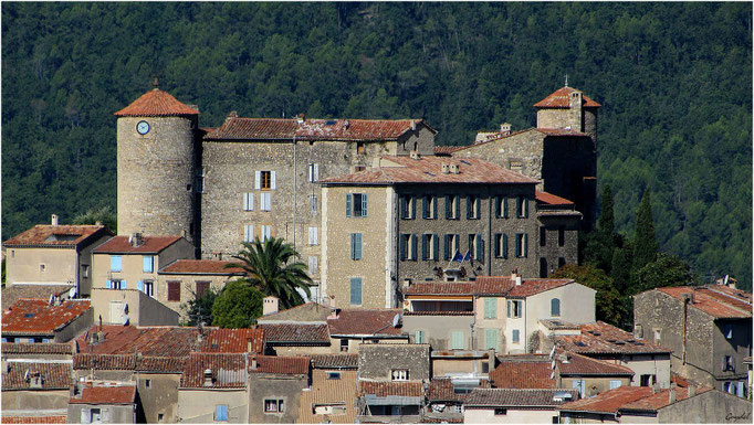 Le Haut du Village: la Mairie et le Chateau