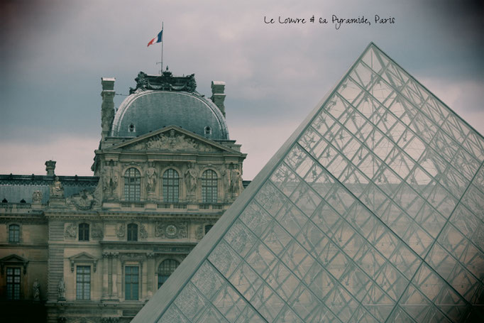 Le louvre, one of the biggest museums in Paris.