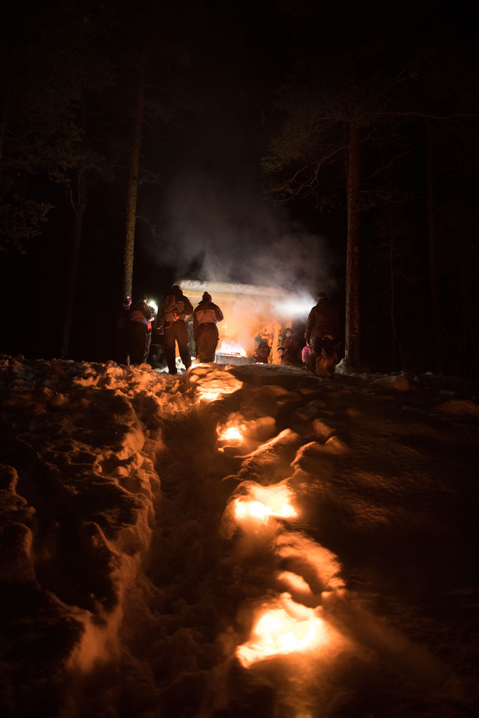 Einsame Insel : Abendessen  am Feuer