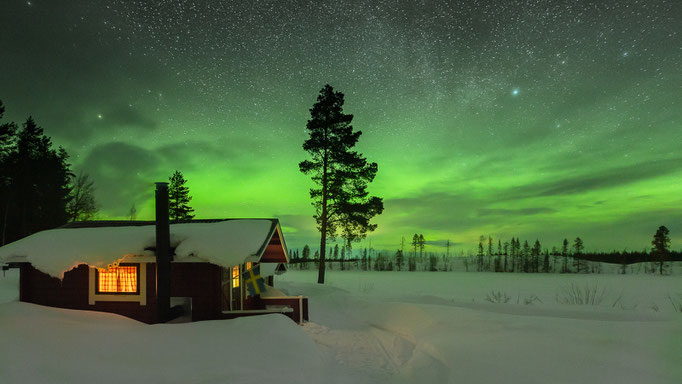 Blockhütte bei Lapplands Drag im Glanz der Polarlichter