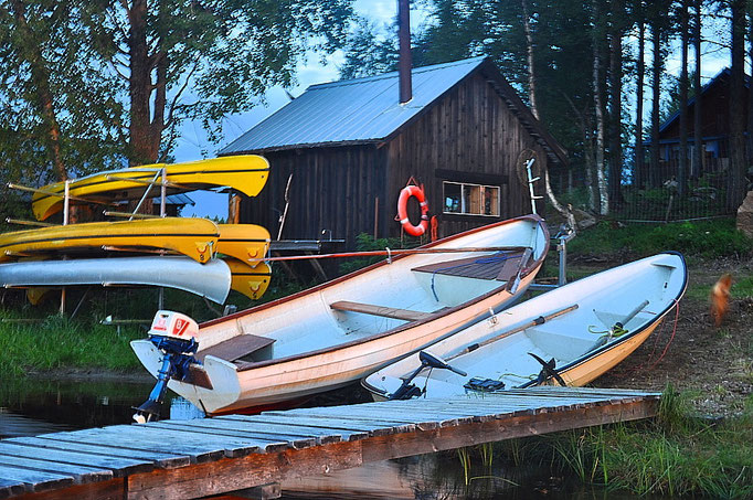 Boote bei Lapplands Drag Huskyfarm