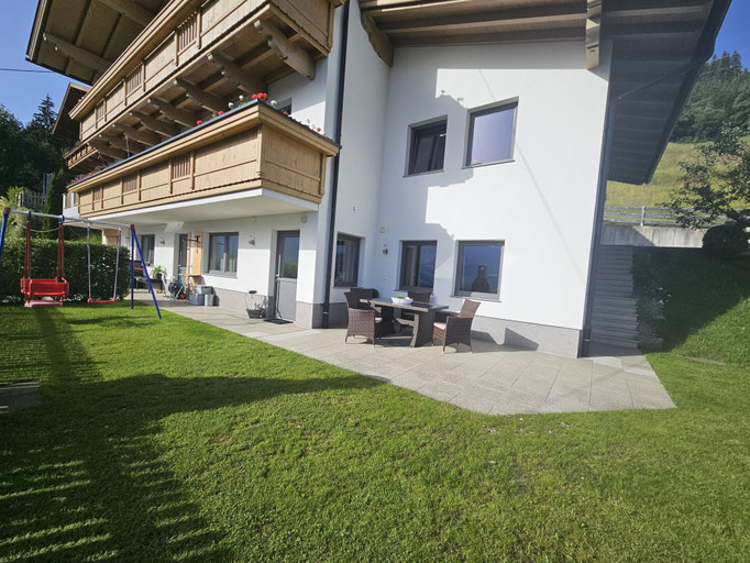 Genießen Sie den großzügigen Garten mit Terrasse, Sitzbereich und Schaukel beim Apart Bianca in Kaltenbach im Zillertal. Perfekt für Familienurlaub, Entspannung und Sommerferien in Tirol.