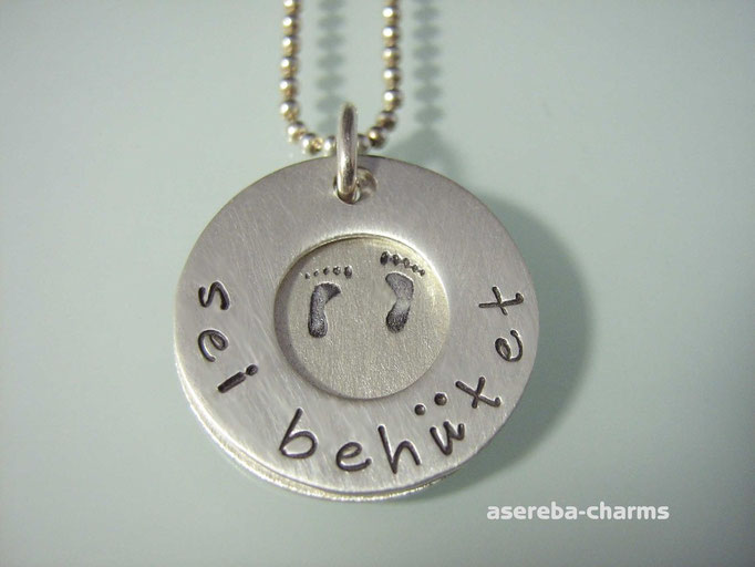 Anhänger "sei behütet" und innen Name, Geburtsdatum sowie Babyfüße (Silber 925)