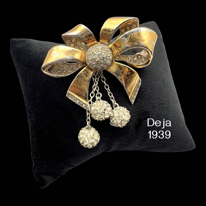 Late 1930 Signed Deja, RARE Bow brooch with Rhinestone and lively dangles -art.610/7
