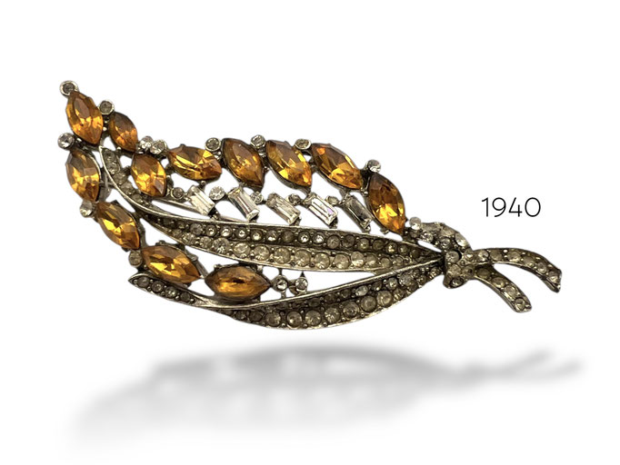 Early 1940's appealing Topaz blooms floral corsage rhodium silvertone plating and vibrant stones - very stylish bouquet brooch -- art.395/7