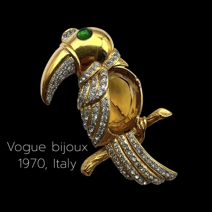 VOGUE Bijoux Glass topaz belly, Emerald, and faux Diamond Toucan Bird Brooch - High-end Italian costume jewels signed-art.561/7