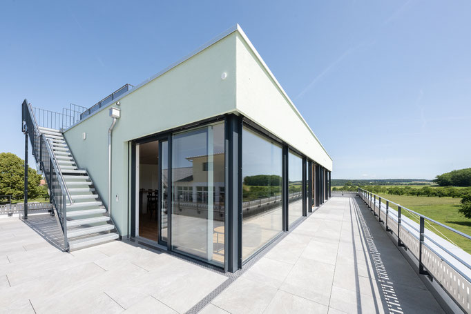 Fotos der Terasse einer Eventlocation in Baselland