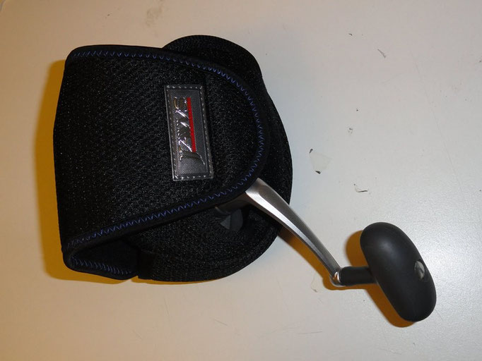 Jaws Spinning Reel Pouch Size M vs Daiwa 4000 Reel