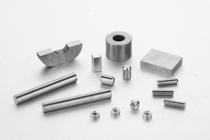 Verschiedene AlNiCo-Magnete in unterschiedlichen Formen und Größen für technische und industrielle Anwendungen