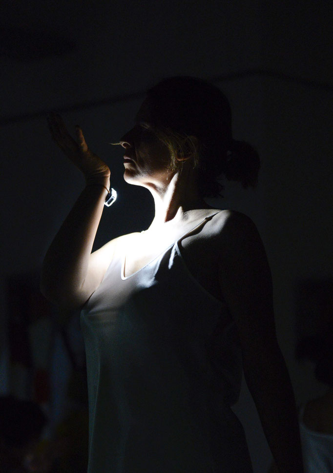 Danseuse vernissage Fragments Intimes © Cécile Bouchayer