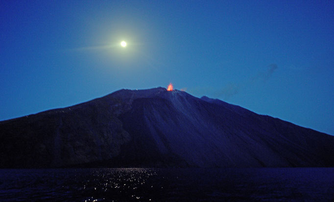 2019: Fahrt mit Boot vorbei am Vulkan Stromboli; Vollmond und Ausbruch