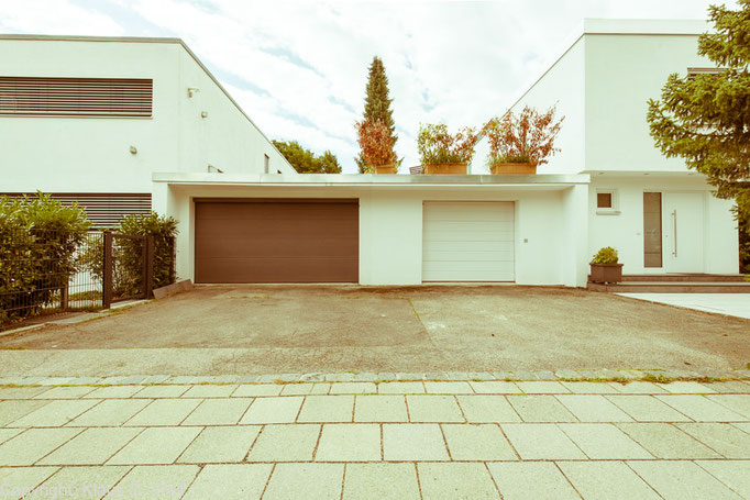 Aus der Serie "1200 Garagen Menzing", Architekturfotograf: Klaus D. Wolf, München