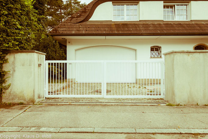 Aus der Architekturfotografie-Serie "1200 Garagen Menzing", Fotograf: Klaus D. Wolf, München