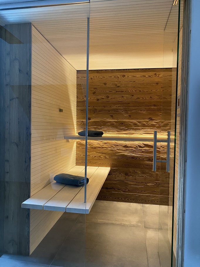 Sauna mit Rückwand aus Handgehackten brettern Seitenwände ebenfalls von uns.