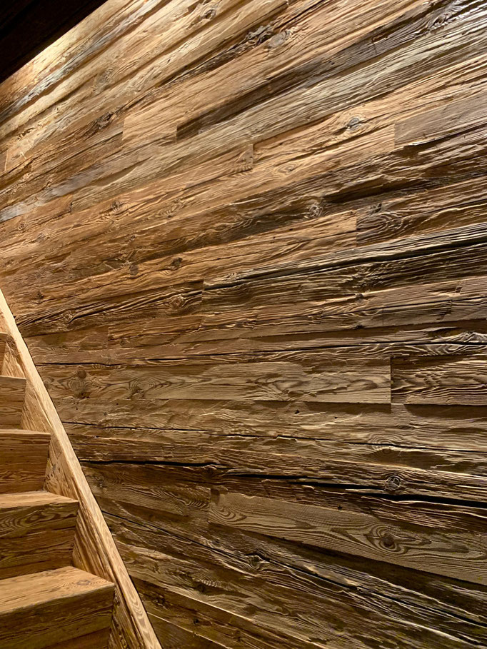 Handgehackte Bretter Vintage-Holz Wand + Treppe