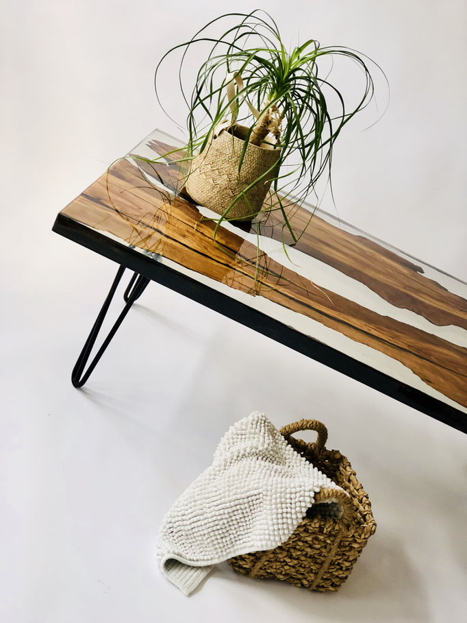 Couchtisch aus 300 Jahre altem Olivenholz