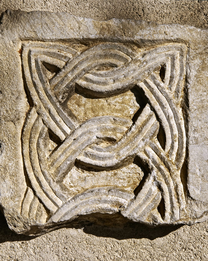 Bas-relief à décor d'entrelacs