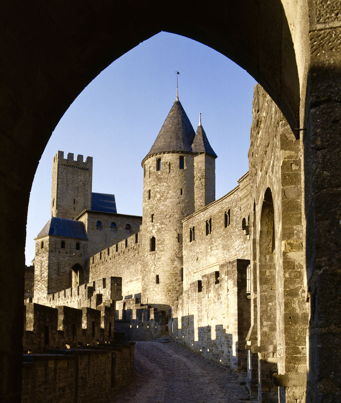 Cité de Carcassonne, front ouest de l'enceinte intérieure, tour de l'Inquisition, tour de la Justice et porte d'Aude