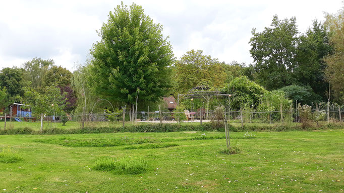 30.08. Der Blick von ganz unten hinauf zum Haus und Teich