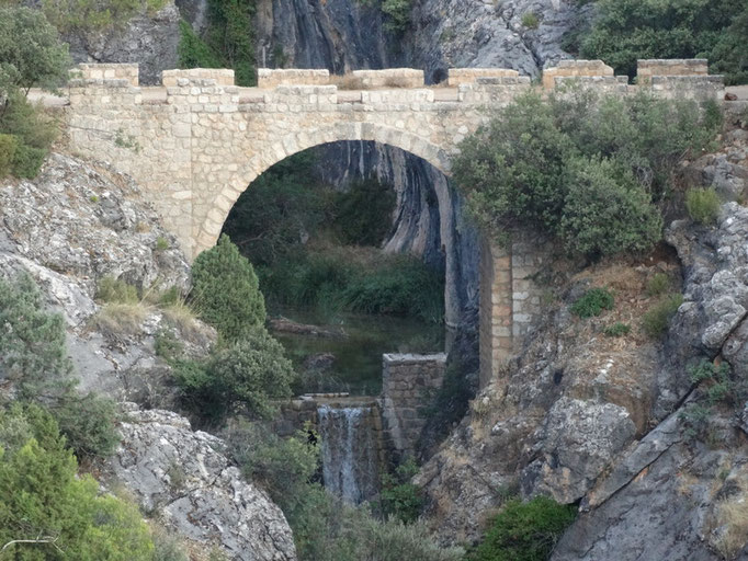 Puente de piedra, sobre el arroyo Guazalamanco