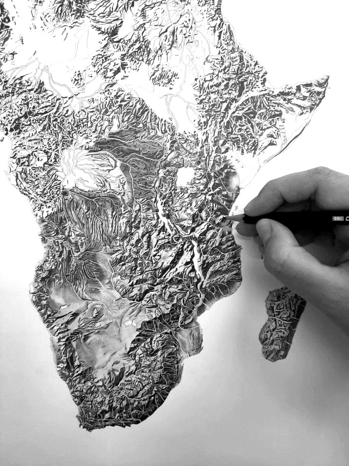 Carte de l'Afrique en relief - Crayon Graphite - Atelier Capucine Minot