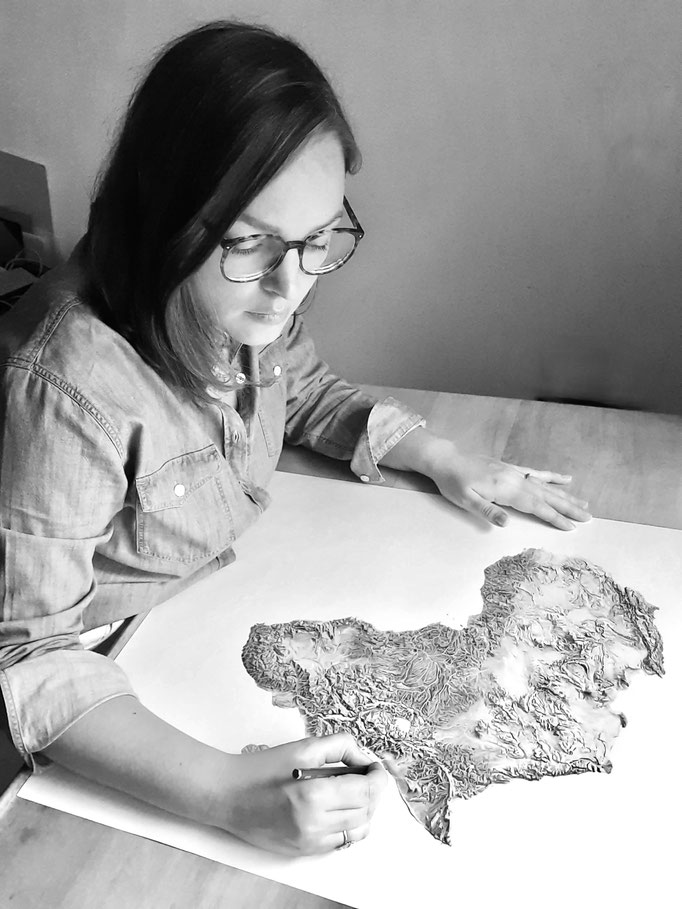 Carte de l'Afrique en relief - Crayon Graphite - Atelier Capucine Minot