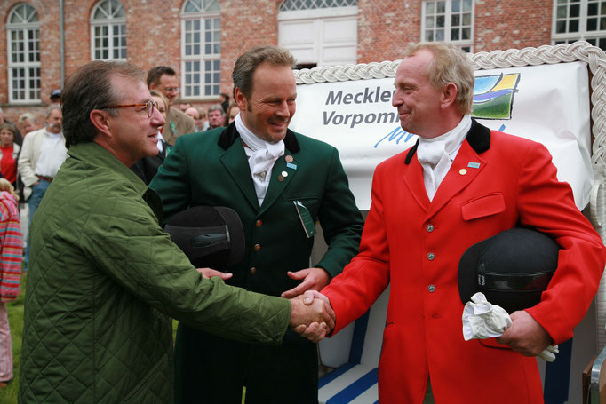 Minister Dr. Backhaus mit Tagesschausprecher Jan Hofer und Veranstalter Till Demtroeder vor der Reitjagd. Foto:©Experiarts Entertainment-Stuhr