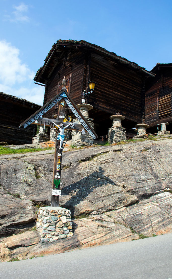 Kreuz mit Stadel in Saas Fee