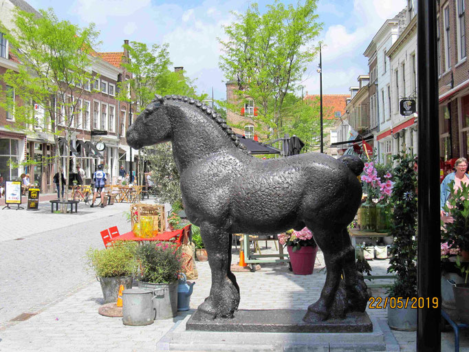 Arbeitspferd aus dem der 18. Jh. - ein friesisches Pferd - Marktplatz Vianen