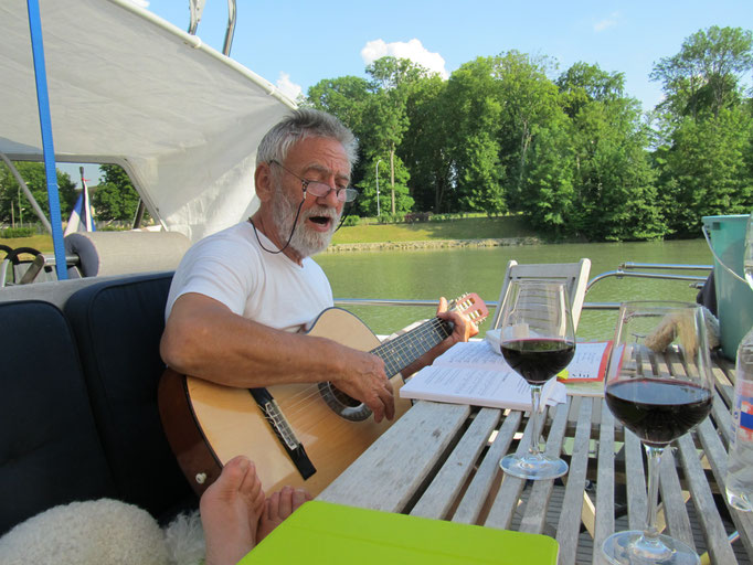 Die Schleuse Meaux wird bestreikt, an Pfälzer Wein und Gitarrenmusik