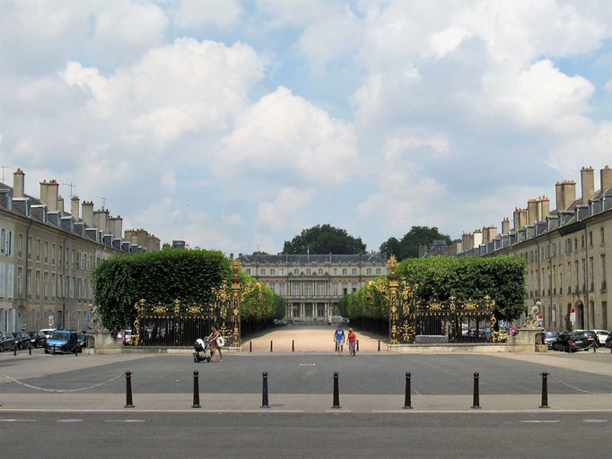 Blick auf den "Place de la Carriére" - Amts- und Berufungsgericht stehen face to face gegenüger