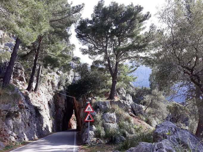 Enges Felsentor auf der Fahrt durch den Canyon Torrent de Pareis