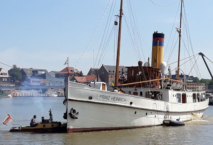 "Prinz Heinrich" ein Oldtimer, der noch unter Dampf fährt, ist DAS Ausflugsschiff.  Mit ihr gibt es schöne Fahrten rüber auf die Insel Borkum. 