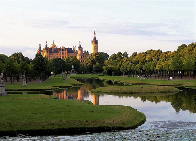 Blick vom "Schlosspark" auf das "Schweriner Schloss"