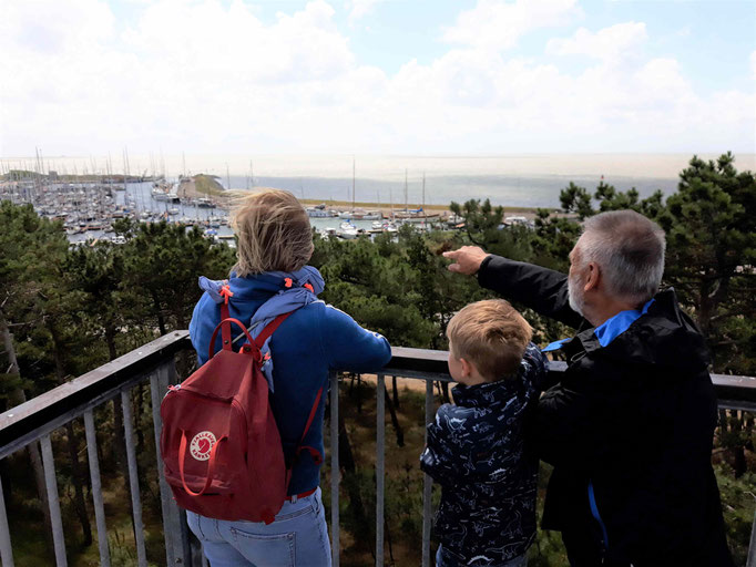 Leuchtturm Vlieland mit Blick auf den Hafen. Wenn man genau hinschaut, ist links die Sandbank vor Vlieland zu erkennen und rechts Terschelling