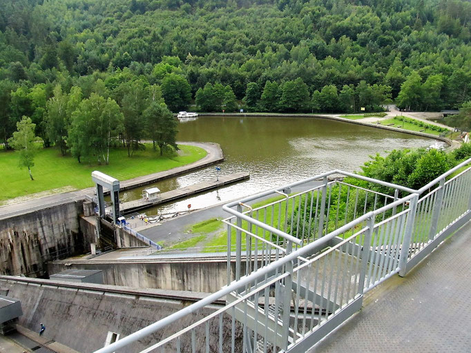 Abfahrt über 44 m in das schöne Zorntal, ...