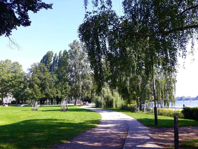 Dieser Radweg führt entlang der Havel durch ein parkähnliches Gelände, ein Eldorado für ALLE
