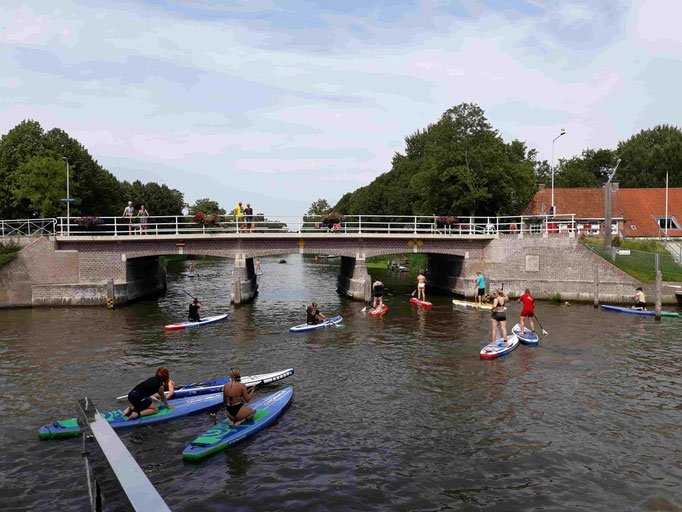 Dokkumer Jugend auf ihren "Stand up paddling" Brettern