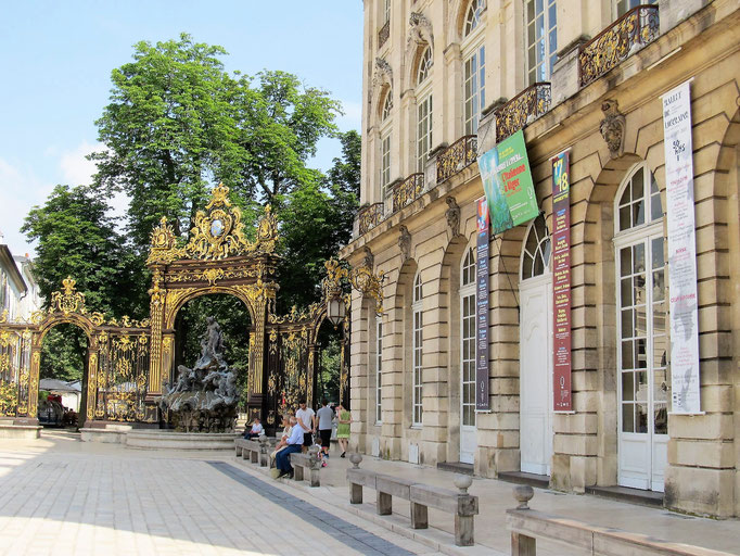 "Amphitrite-Brunnen" und rechts im Bild das Opernhaus 