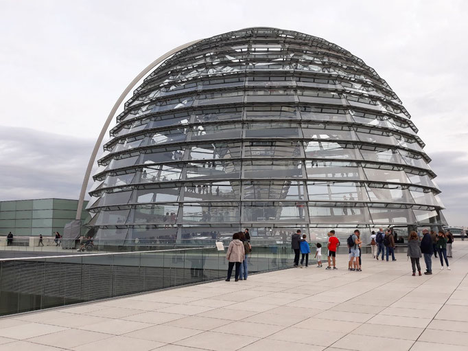 Glas-Kuppel auf dem Bundestag in Berlin, liebevoll von den Berlinern "Eierbecher" genannt