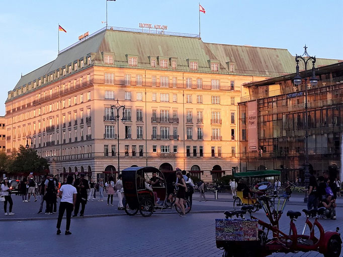 Hotel "Adlon" / re. im Bild die "Akademie der Künste"